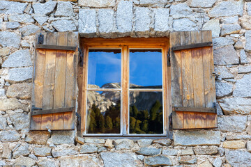 Fototapeta na wymiar Window with reflections of the landscape