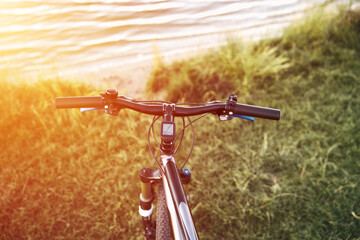 Fototapeta na wymiar Bicycle on the shore of the lake. concept of travel and outdoor activities at the summer.