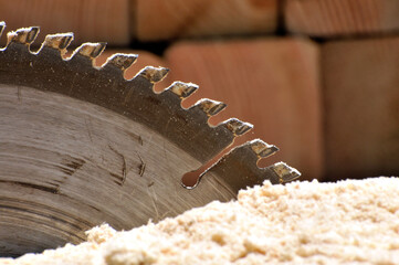 circular saw on wood	
