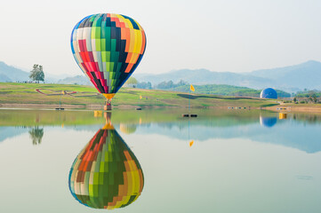 Fototapeta premium The balloon floats on the reflection of the water.