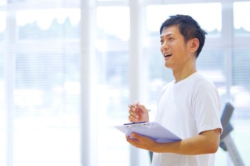 トレーニング施設で指導をする男性