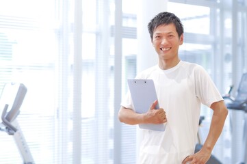 トレーニング施設で指導をする男性