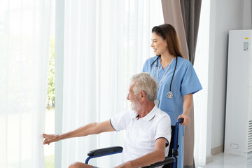 Obraz premium Nurse doctor senior care caregiver help assistence retirement home nursing elderly health. Elderly man with caregiver in nursing home. happy senior man. concept of caring for the elderly at home.