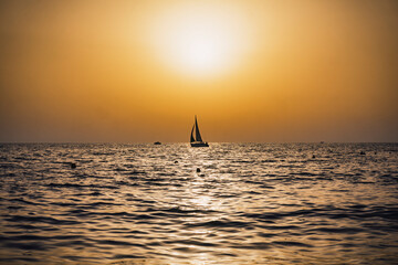 Fototapeta na wymiar Sailboat at sunset
