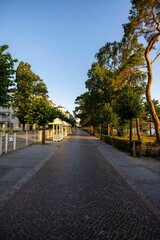 Strandpromenade in Binz auf Rügen an der Ostsee bei Sonnenaufgang