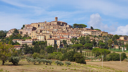 Fototapeta na wymiar view of town in tuscany