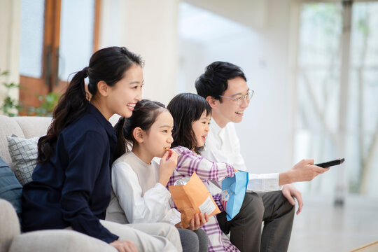 リビングでテレビを見る家族