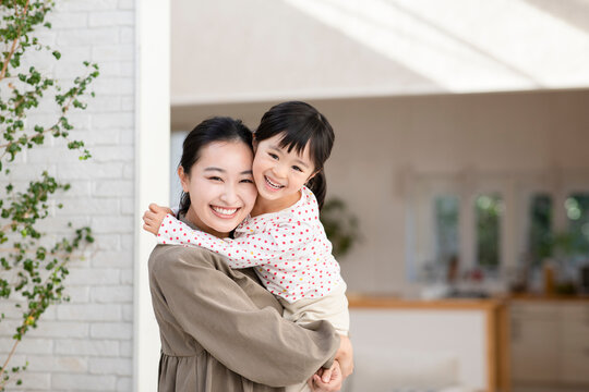 子供を抱きかかえる母親