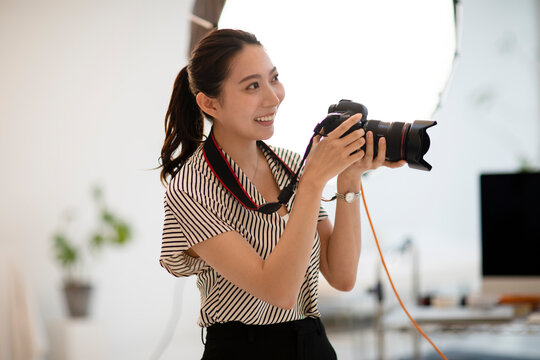 写真スタジオで働く笑顔の女性