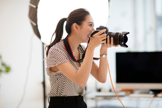 写真スタジオで働く笑顔の女性