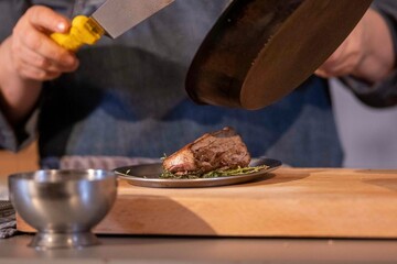 Anrichten eines Rinderbratens