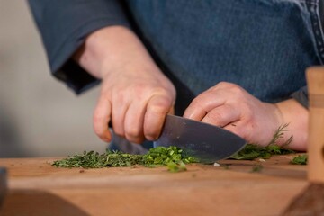 Schneiden von Petersilie für ein Essen