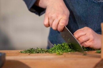 Schneiden von Petersilie für ein Essen