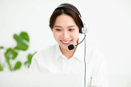 電話対応をする女性オペレーター