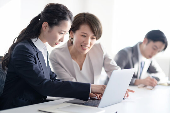 上司からアドバイスを受ける部下