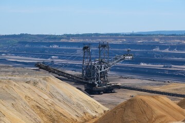 Braunkohle Tagebau mit großem Bagger