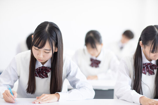 授業を受ける高校生