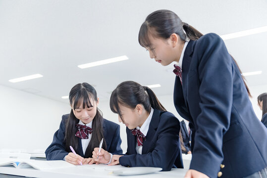 休み時間を過ごす高校生