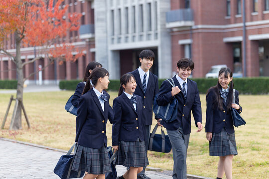 下校中の高校生