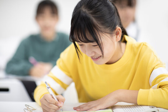 授業を受ける高校生