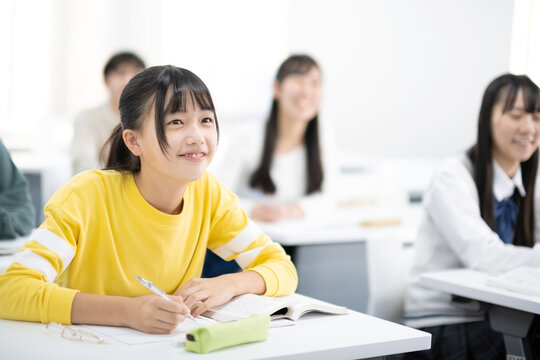 授業を受ける高校生