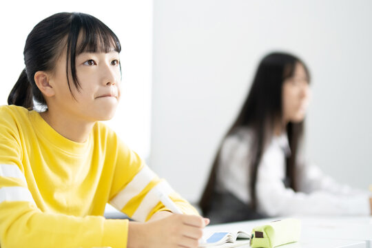 授業を受ける高校生