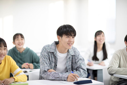 授業を受ける高校生