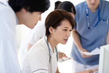 モニターを見るドクターと看護師