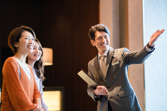 お客様対応するホテルスタッフ