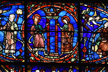 vitrail sur la façade sud de la cathédrale de Chartres (France)