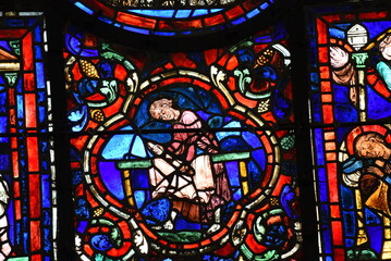 vitrail sur la fa&ccedil;ade sud de la cath&eacute;drale de Chartres (France)