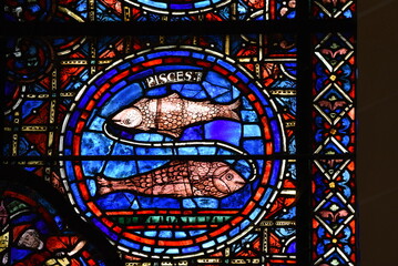 Fototapeta na wymiar vitrail sur la façade sud de la cathédrale de Chartres (France)