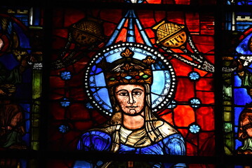 vitrail sur la fa&ccedil;ade sud de la cath&eacute;drale de Chartres (France)