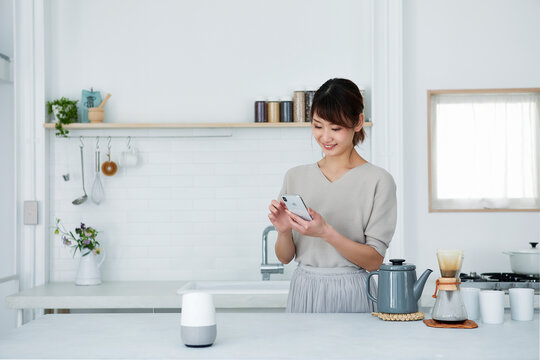 スマートスピーカーと女性