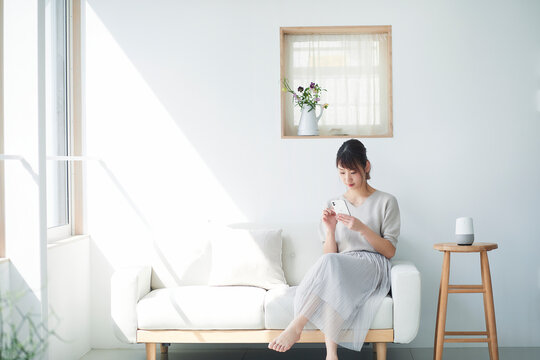 スマートスピーカーと女性