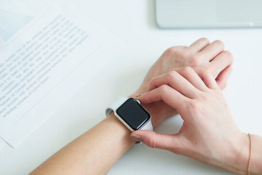 スマートウォッチをつけた女性の手