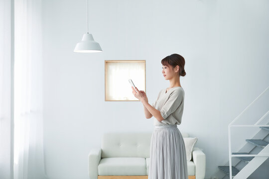 スマートフォンで操作する女性
