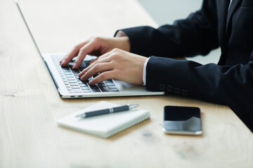 スーツを着た若い女性とノートパソコン