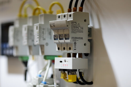 electrical modular automatic circuit breakers