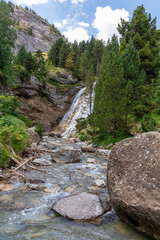Fototapeta na wymiar waterfall in the french pyrenees near gavarnie