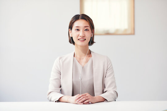 カメラに向かって話すスーツを着た若いビジネスウーマン