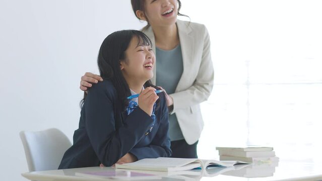 制服の女子学生と塾講師 高校生 中学生