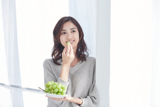 フルーツを食べる若い日本人女性