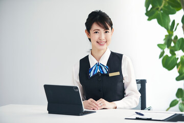 制服を着たカメラ目線の女性