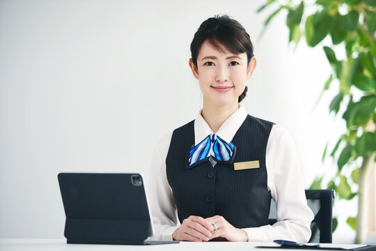 制服を着たカメラ目線の女性