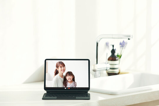 洗面所に置かれたタブレット端末