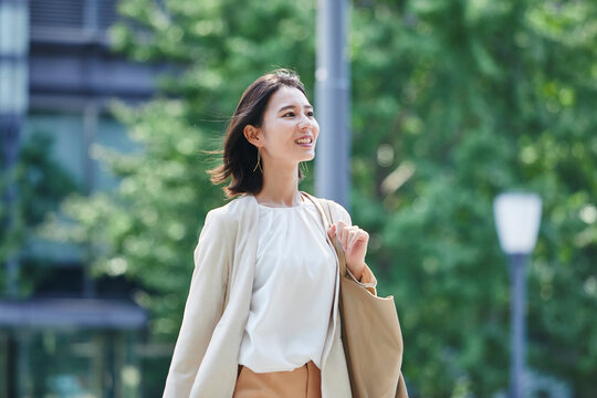 屋外を歩く若い女性