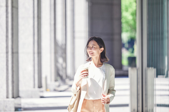 屋外を歩く若い女性