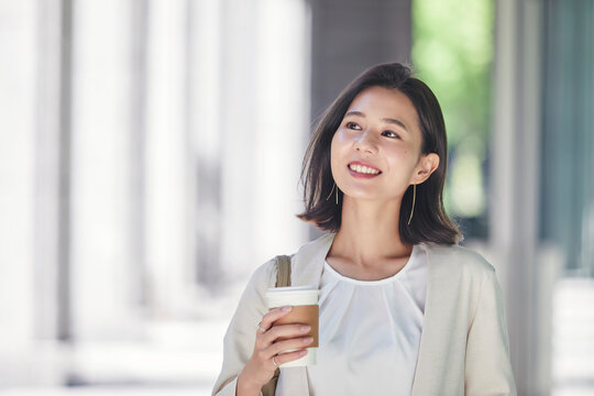屋外を歩く若い女性