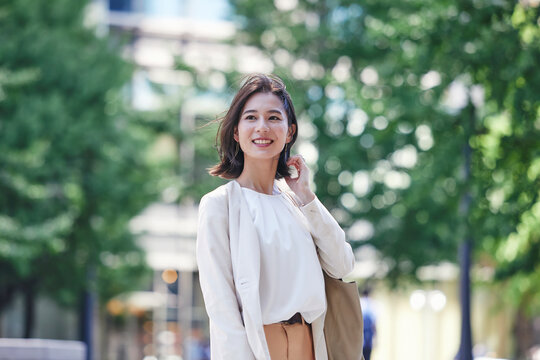 屋外を歩く若い女性